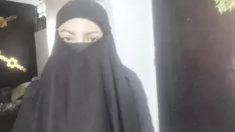 Arabian Squirting Her Fat Pussy In Her Burqa