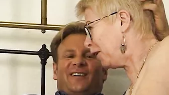 Retro Home Sex With Granny And Strong Guy