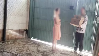 Naughty Married Woman Drops Towel To Seduce Delivery Man