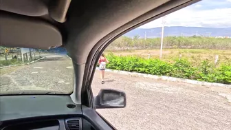 Encuentro Una Pobre Chica Caminando Por La Carretera, Le Doy Un Aventon Hasta El Garaje De Mi Casa La Pongo A Chupar, Tenia Un Coño Apretado La Condenada, Me Saco La Leche Y Solo Le Doy Para El Taxi