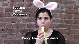 Hot Latina Makes Out With Her Banana