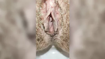 Big Hairy Mommy's Pussy Peeing And Little Farting Closeup