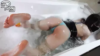 Beautiful Teen Girlfriend Fucks Her Shaved Pussy In The Bathtub, Homemade