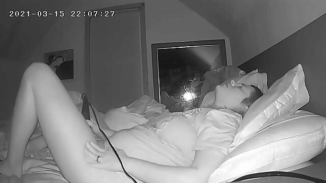 Milf Gets Off With Fingers Before Bed Cam