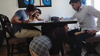 Alumnos Aprovechan Que La Maestra Se Pone Caliente Y Se La Follan Todos Gangbang (1/2)