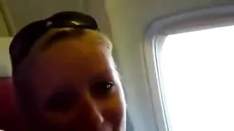 Blondine Bläst In Einem Flugzeug