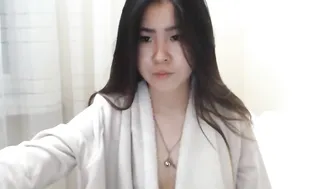 Sexy Korean Girl Squirts On Cam