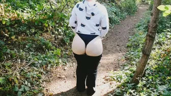 Exhibitionist Milf Flashing Her Round Booty And Playing With Her Pussy At A Public Park