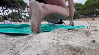 Girl Changes Her Panties On The Public Beach And Flashes Her Pussy