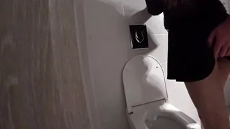 Risky Blowjob In Shopping Center Toilet