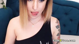 Tattooed Babe Fucks Her Pussy