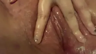 Solo Girl Reaches Huge Orgasm