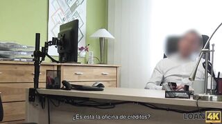 Loan4K. La Perra Sabe Que Sus Encantos Sexuales Pueden Ayudar A Conseguir Un Préstamo