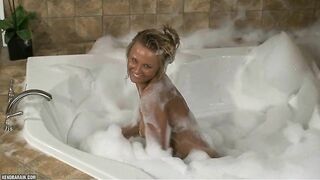 Kendra Bathtub