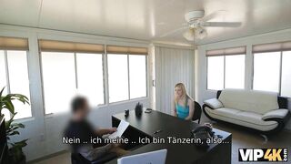 Vip4K. Blondine Mag Die Idee Des Kreditgebers, Kredite Für Pussy-Nageln Zu Genehmigen