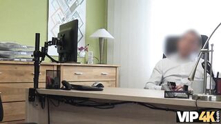 Vip4K. Bewundernswertes Paar Aus Milf Und Gläubiger, Das Geld Für Sex Gibt