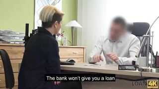 Loan4K. Die Notwendigkeit Eines Kredits Lässt Eine Atemberaubende Schönheit Mit Einem Hängenden Kerl