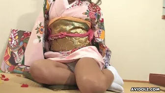 Prescious Asian Cuttie Rubbing Her Puss With A Sex Toy