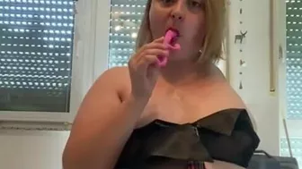 Amputee Collegegirl Plays With Her Little Cunt