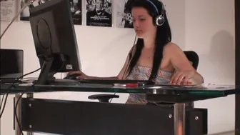 Horny Solo Teen Dj Babe Masturbates