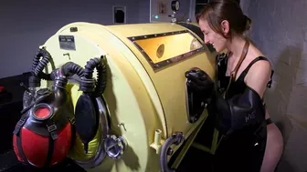 Iron Lung: Vacuum Sack - Heavy And Elise Graves - Heavy Is Sucked Into A Thin, Rubber Sack And Locked Into An Iron Lung Machine