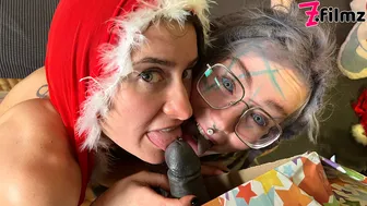 Anuskatzz And Stacy Bloom's Christmas Threesome