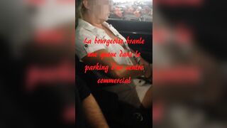 La Bourgeoise S'occupe D'une Queue Sur Un Parking