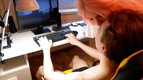 Bu66Legum's Sweet 18-Year-Old Girlfriend Gives A Sloppy Blowjob While Gaming